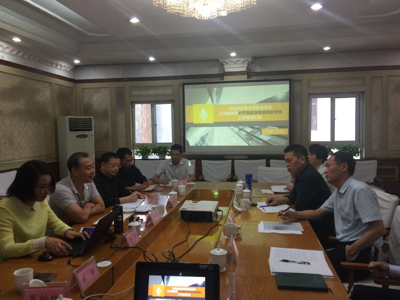 河南省教育厅职成教处副处长史文生出席研讨会并讲话